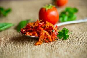 piccolo pezzi di secco pomodori Il prossimo per fresco pomodori foto