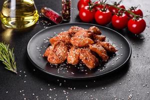 filetto di pollo al sesamo, salsa teriyaki su piastra in pietra nera