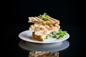 fritte toast ripieno con salsiccia, formaggio e verdura dentro, su nero sfondo. foto