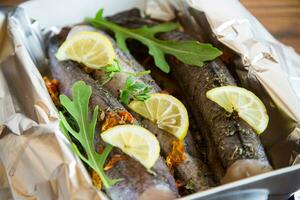 crudo pesce con condimenti e spezie preparato per cottura al forno nel Foglio foto