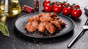 filetto di pollo al sesamo, salsa teriyaki su piastra in pietra nera