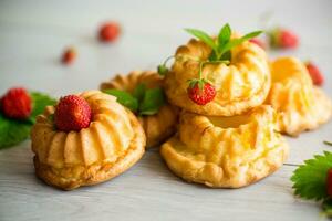 cucinato dolce cagliata cupcakes con fresco fragole e menta foto