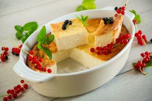 Villetta formaggio dolce casseruola con fresco frutti di bosco foto