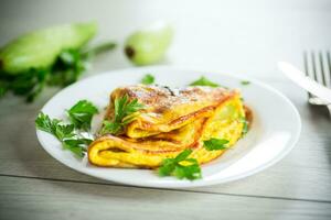 fritte frittata con zucchine, su un' di legno tavolo. foto