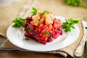 vinaigrette insalata di bollito verdure con salato pesce nel un' piatto foto