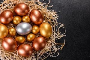 uova d'oro di pasqua nel nido, preparazione per la vacanza
