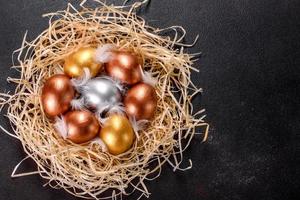 uova d'oro di pasqua nel nido, preparazione per la vacanza