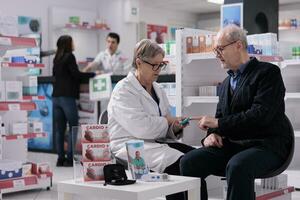 anziano uomo ottenere farmacia consultazione, misurazione glucosio livello nel farmacia. farmacia assistente fabbricazione diabete diagnosi per anziano paziente, utilizzando glucometro medico strumento foto