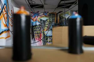 spray dipingere lattine Usato per graffiti opera d'arte nel abbandonato spazio, bottiglie di dipingere nel vuoto trascurato magazzino. contenitori Usato per vandalismo nel cariato struttura di abbandonato costruzione. vicino su. foto