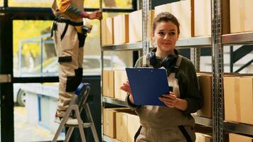 donna manager controllo forniture elenco su scaffali nel magazzino spazio, rivedere qualità controllo rapporto e azione la logistica per ordine consegna. femmina supervisore lettura carte. palmare sparo. foto