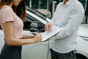 i clienti e auto assicurazione agenti avere entrato in accordi e firmato documenti per Richiesta compensazione dopo su il strada nel sole leggero foto