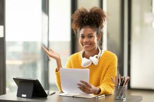 africano femmina Università alunno concentrandosi su sua in linea aula con tavoletta e il computer portatile foto