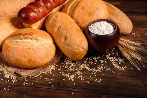 pane bianco appena sfornato su uno sfondo di cemento marrone foto