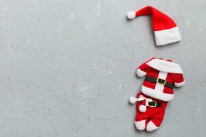 Natale composizione. Natale cappello pantaloni Santa pelliccia cappotto su colore sfondo. piatto posizione, superiore Visualizza, copia spazio. natale cartolina modello foto