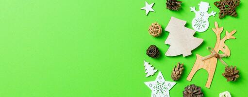 bandiera Natale verde sfondo con vacanza giocattoli e decorazioni. contento nuovo anno concetto con vuoto spazio per il tuo design foto