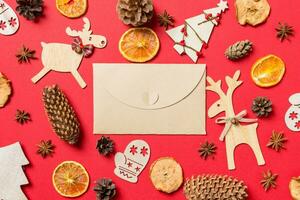 superiore Visualizza di mestiere Busta, rosso sfondo decorato con festivo giocattoli e Natale simboli renne e nuovo anno alberi. vacanza concetto foto