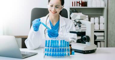femmina scienziato Lavorando con micro pipette analizzando biochimica campioni, Avanzate scienza chimico laboratorio per medicinale. foto