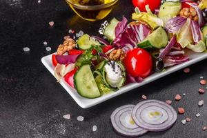 insalata salutare con pomodorini, olive biologiche foto
