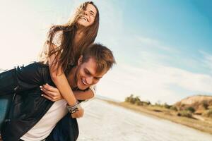 ritratto bellissimo salutare giovane adulti fidanzata e fidanzato abbracciare contento. giovane bella coppia nel amore incontri su il soleggiato primavera lungo spiaggia. caldo colori. stile di vita mago. foto