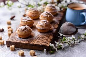 cupcakes appena sfornati di farina di riso con banana e vaniglia foto