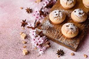 cupcakes appena sfornati di farina di riso con banana e vaniglia foto