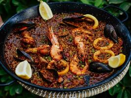 un' tipico valenciano frutti di mare paella con riso foto