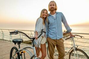 attraente contento coppia in viaggio nel estate su biciclette foto