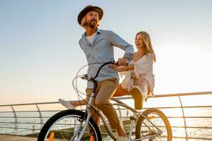 attraente contento coppia in viaggio nel estate su biciclette foto