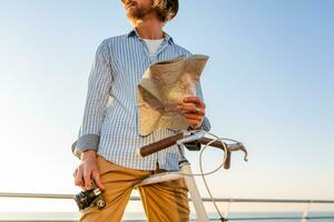 giovane attraente uomo in viaggio su bicicletta di mare foto