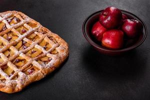 deliziosa torta fresca al forno con mele, pere e frutti di bosco foto