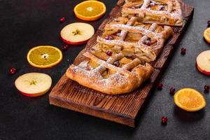 deliziosa torta fresca al forno con mele, pere e frutti di bosco foto