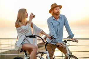 attraente contento coppia in viaggio nel estate su biciclette foto