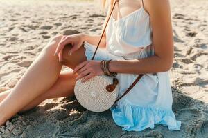 donna nel bianca vestito con cannuccia borsa Borsa estate stile su spiaggia Accessori foto