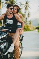 giovane coppia nel amore, equitazione un' motociclo, abbraccio, passione, gratuito spirito foto