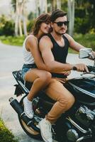 giovane coppia nel amore, equitazione un' motociclo, abbraccio, passione, gratuito spirito foto