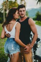 giovane coppia nel amore, equitazione un' motociclo, abbracci, passione, gratuito spirito, Vintage ▾, fricchettone, foto