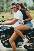 giovane coppia nel amore, equitazione un' motociclo, abbraccio, passione, gratuito spirito foto