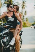 giovane coppia nel amore, equitazione un' motociclo, abbraccio, passione, gratuito spirito foto