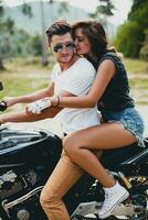 giovane coppia nel amore, equitazione un' motociclo, abbraccio, passione, gratuito spirito foto