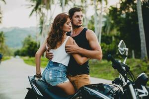 giovane coppia nel amore, equitazione un' motociclo, abbraccio, passione, gratuito spirito foto