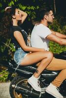 giovane coppia nel amore, equitazione un' motociclo, abbraccio, passione, gratuito spirito foto