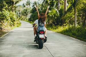 giovane coppia nel amore, equitazione un' motociclo, abbraccio, passione, gratuito spirito foto