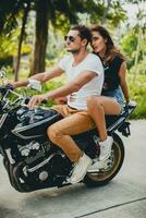 giovane coppia nel amore, equitazione un' motociclo, abbraccio, passione, gratuito spirito foto