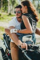 giovane coppia nel amore, equitazione un' motociclo, abbraccio, passione, gratuito spirito foto