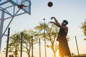 nero uomo fare gli sport, giocando pallacanestro su Alba, attivo stile di vita, soleggiato estate mattina foto