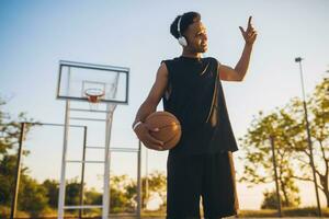 nero uomo fare gli sport, giocando pallacanestro su Alba, attivo stile di vita, soleggiato estate mattina foto