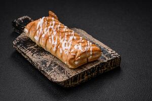 delizioso croccante intrecciato ciambella con uva passa dentro e bianca glassatura al di fuori foto