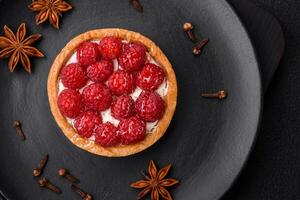 delizioso fresco dolce il giro crostata con maturo lamponi e crema foto