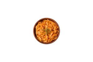 delizioso fresco pasta con pesto salsa, sale, spezie e erbe aromatiche su un' ceramica piatto foto