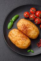 delizioso al forno Patata cotoletta ripieno con pollo e la verdura, spezie e sale foto